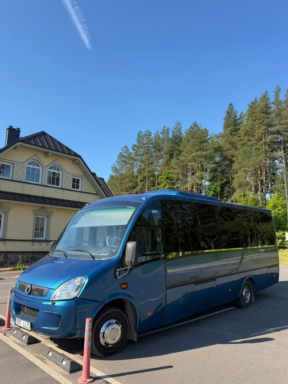 Синий Iveco Indcar Tour Grest Cargo у здания