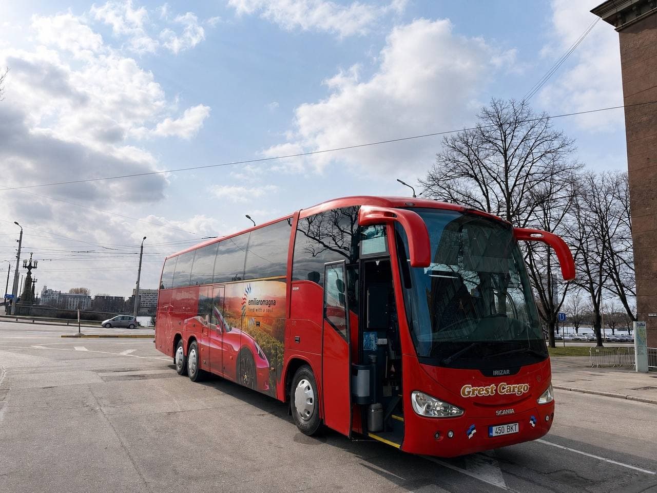 Красный Scania Irizar Grest Cargo с открытой дверью