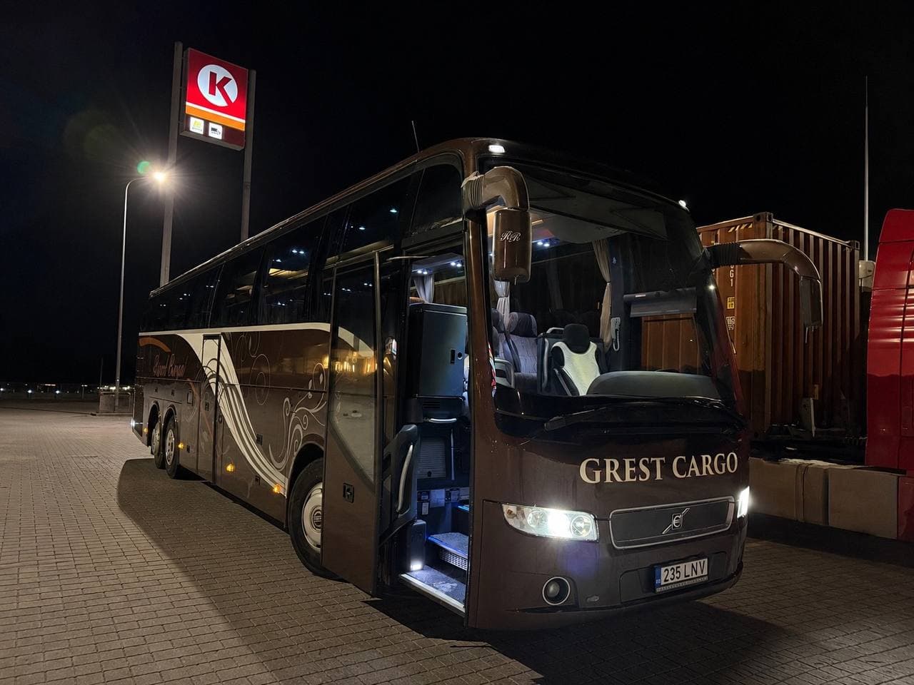 Volvo 9900 Prestige Grest Cargo вечером у остановки